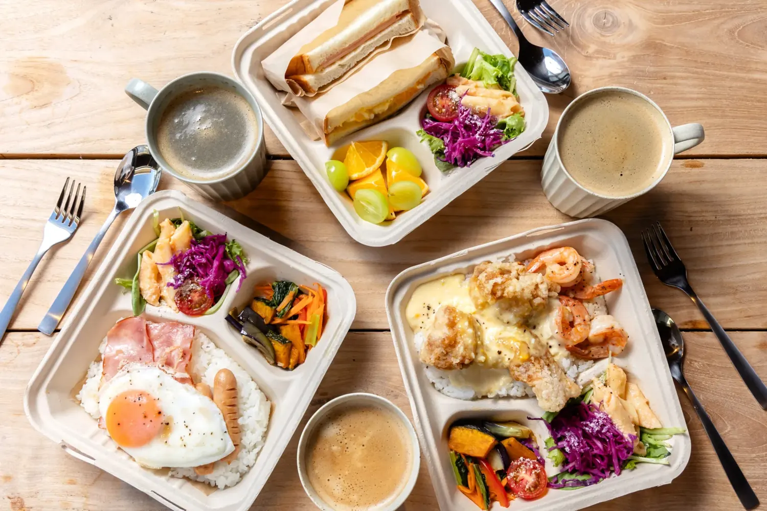 ご飯とサンドウィッチなど、彩り豊かな朝食BOX