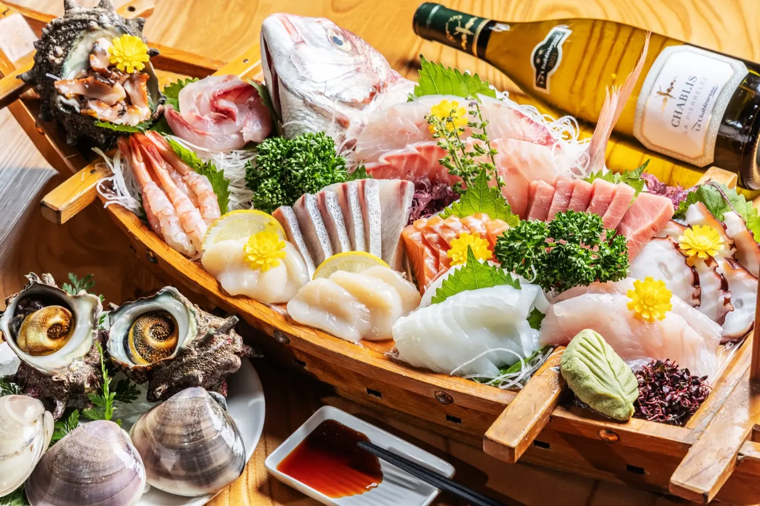 食事オプションで注文できる新鮮なお刺身の舟盛り