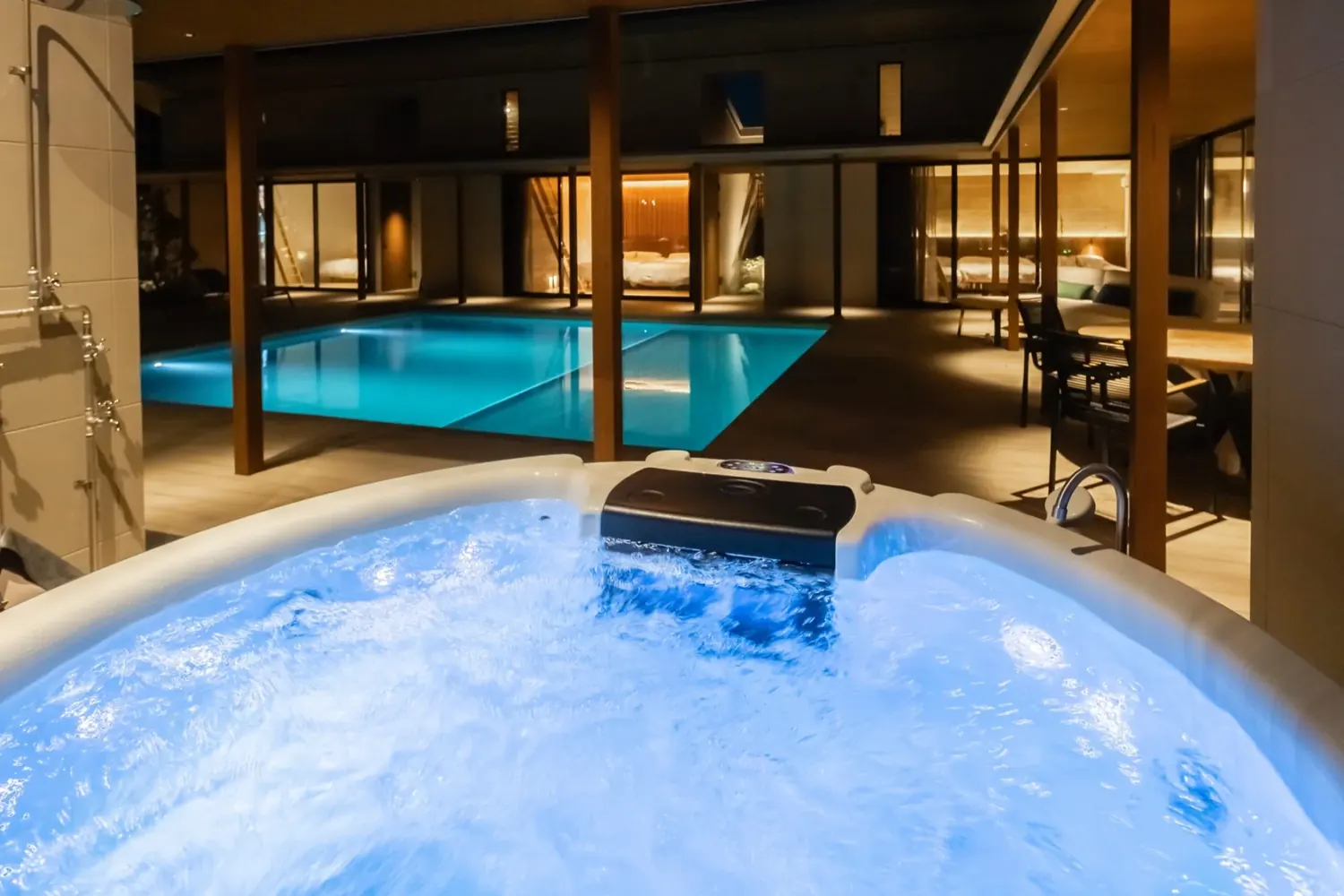プールサイドの屋外ジャグジー